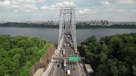Smooth,-serene,-long-view-of-New-York-bridge-traffic,-4K-drone-shot