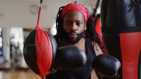 boxeador practicando boxeo en el estudio de fitness 4k