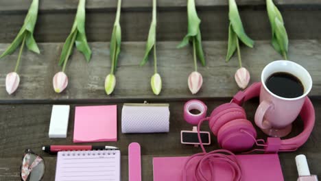 accesorios femeninos, papelería y café en la mesa 4k