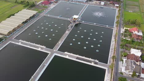 Vista-Aérea-Por-Drones-De-La-Planta-De-Tratamiento-De-Aguas-Residuales-En-Yogyakarta,-Indonesia