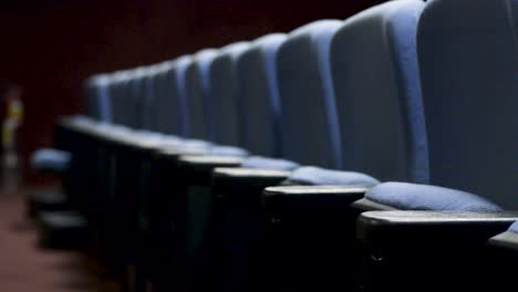 asientos de teatro vacíos, video, cámara en movimiento