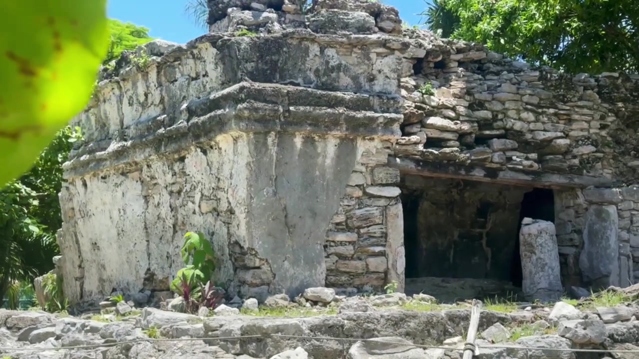 Ripresa panoramica a mano libera che rivela le rovine Maya di Xaman-Ha a Playa del Carmen, Messico. 4K.