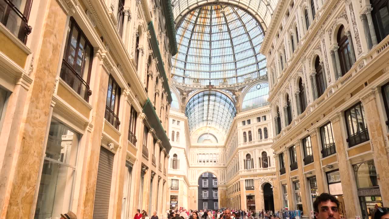 관광객 들 이 웅장 한 건축 구조물 안 을 고 있다