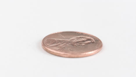 abraham lincoln moneda de un centavo colocada plana en la mesa blanca
