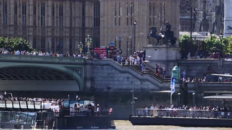 barco turístico pasando por los puntos de referencia icónicos de londres