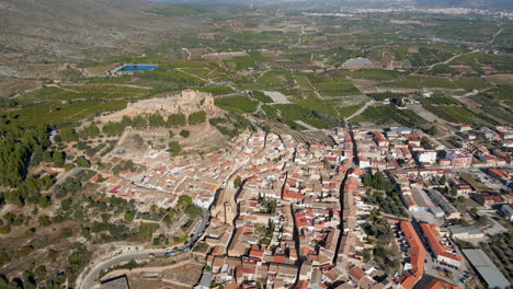 vista aérea de la ciudad de montesa y las ruinas de su castillo en la cima de la colina