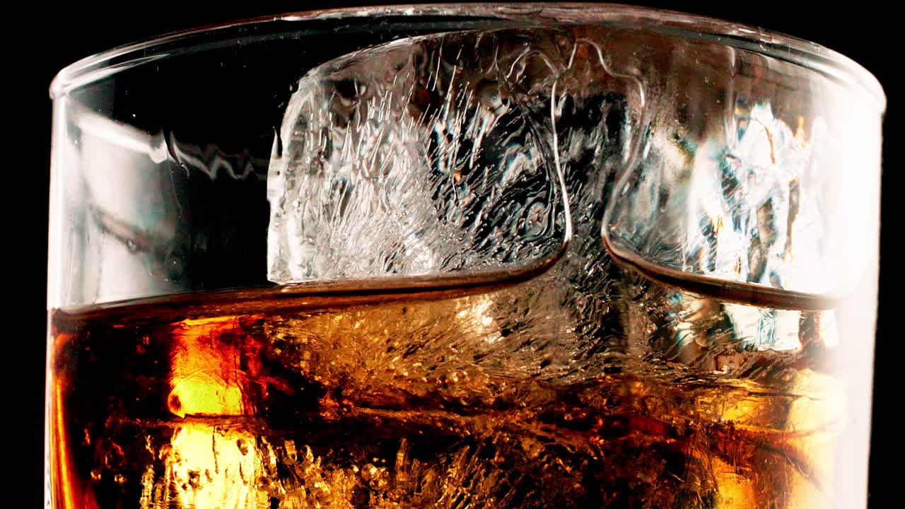 whisky con hielo en un vaso