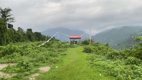 hermoso paisaje con gompas tradicionales donde se entierra el famoso lama