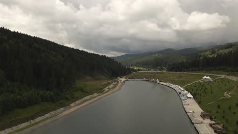 Elevándose-Sobre-Un-Lago-En-Ucrania-Aislado-En-Un-Hermoso-Valle