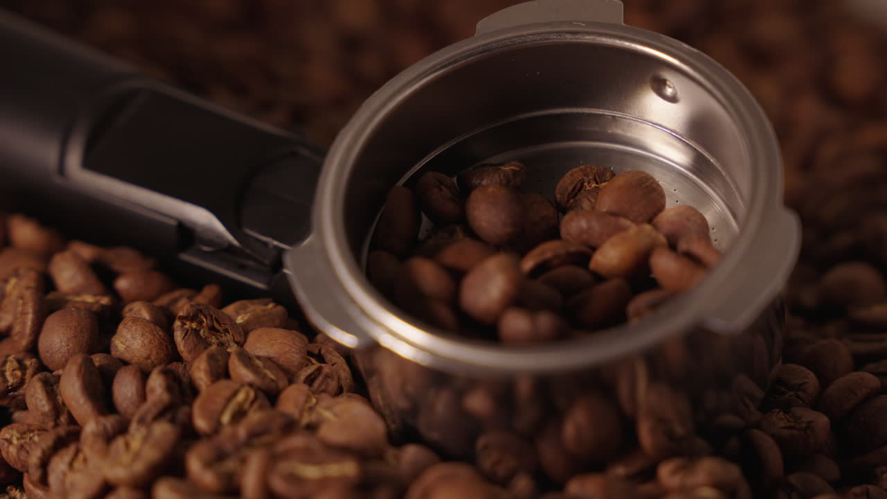 Espresso-portafilter liggende på et leje af kaffebønner