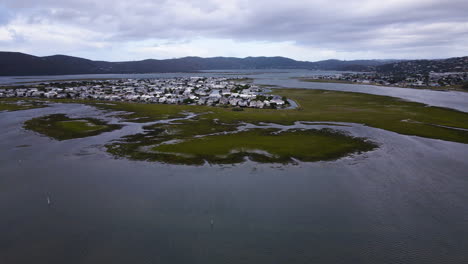 Vista-De-ángulo-Alto-Con-Drones-Del-Pintoresco-Desarrollo-Del-Puerto-Deportivo-De-Estas-Islas,-Knysna