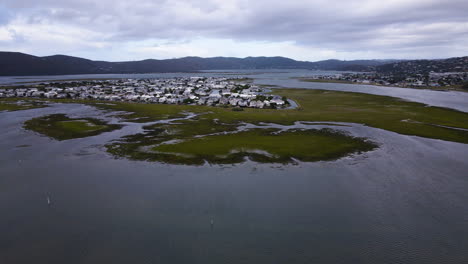 vista de ángulo alto con drones del pintoresco desarrollo del puerto deportivo de estas islas, knysna