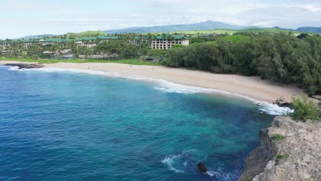 Toma-Aérea-De-La-Playa-Del-área-De-Poipu-Sobrevolando