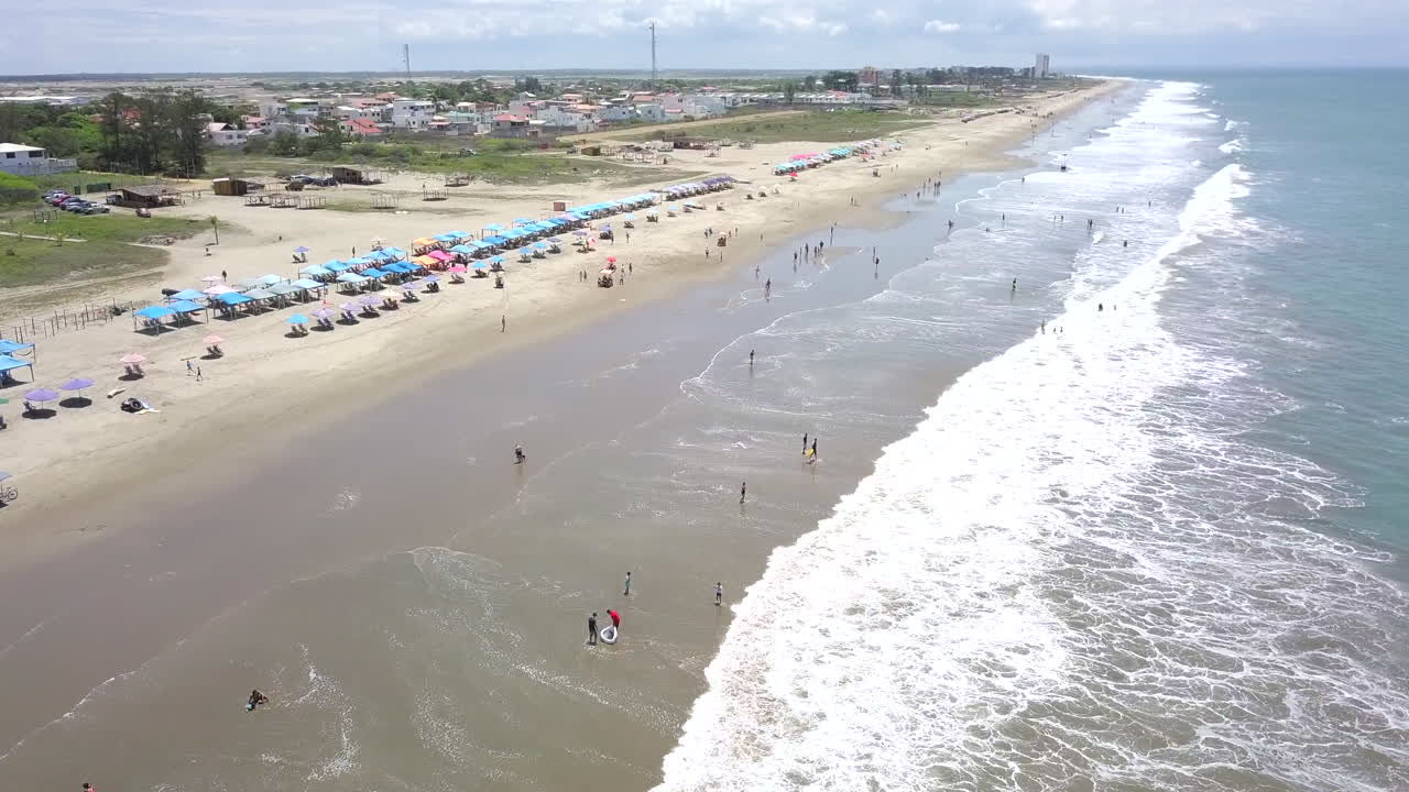 disparo de drones volando sobre la playa en la ciudad de playas general villamil, ecuador