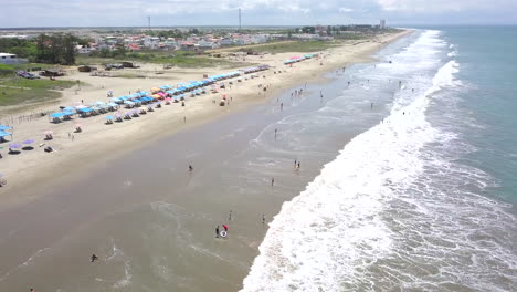 Disparo-De-Drones-Volando-Sobre-La-Playa-En-La-Ciudad-De-Playas-General-Villamil,-Ecuador