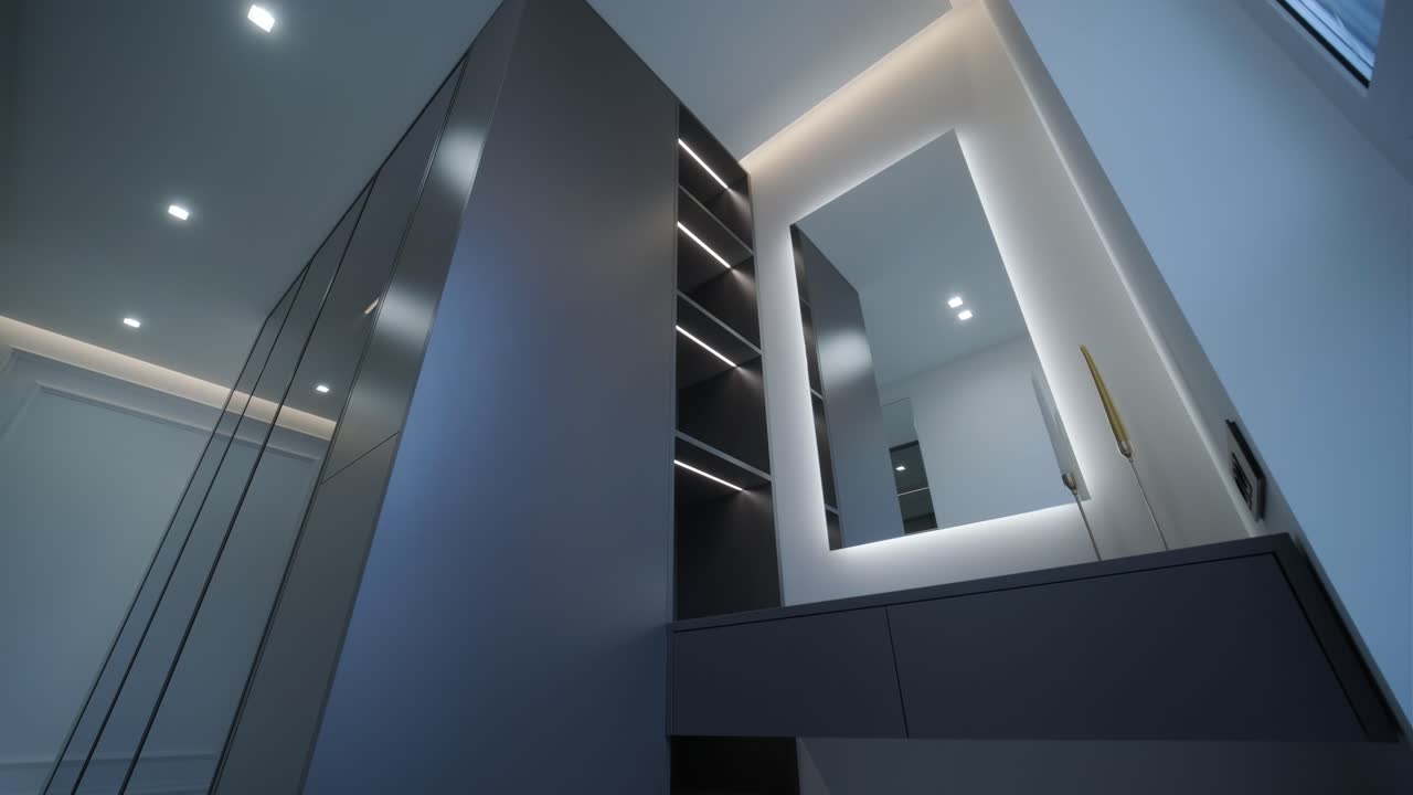 elegante pasillo de armario moderno con puertas negras reflectantes