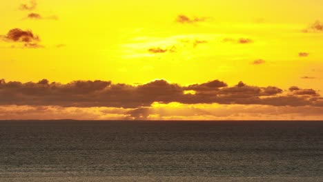 Preciosa-Puesta-De-Sol-Tropical-Dorada-Con-Nubes-Y-Horizonte-Oceánico