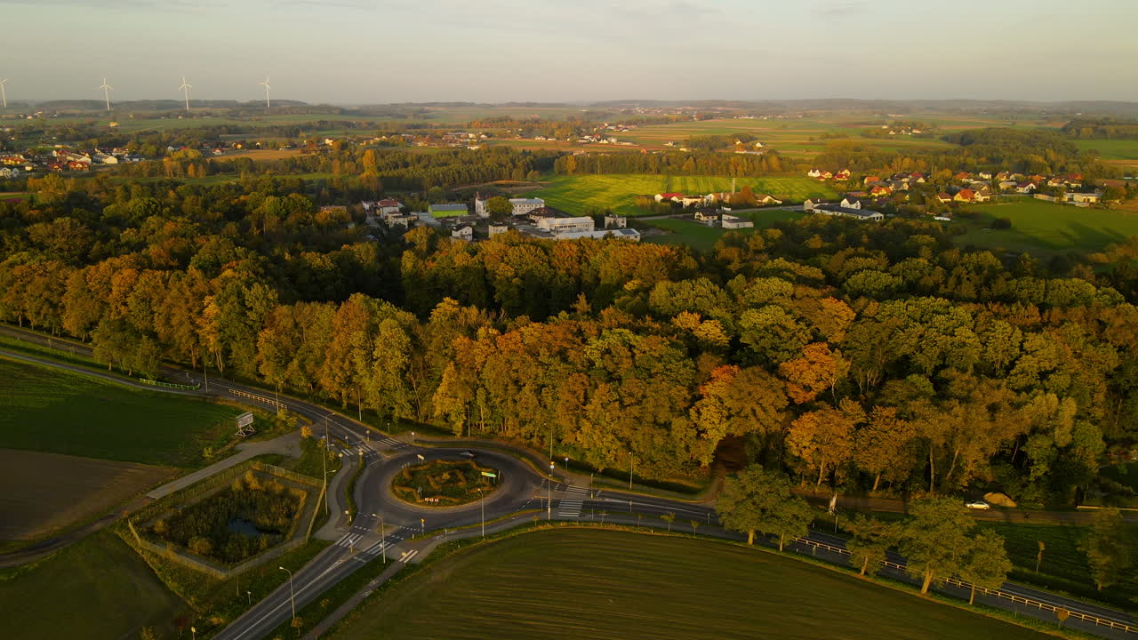 폴란드 루바바 시의 회전교차로의 공중 사진 - 드론 촬영