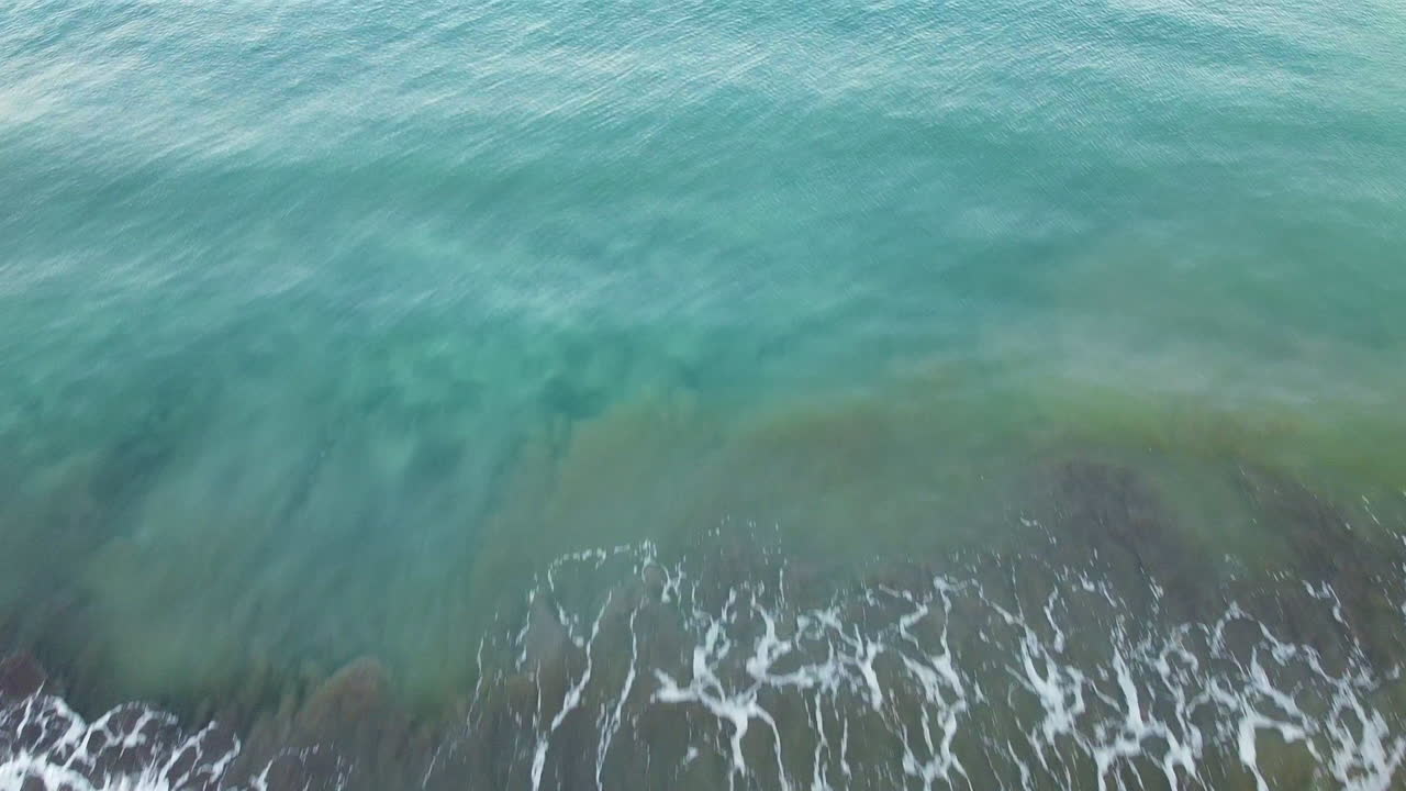 toma de drones de olas en la orilla del mar