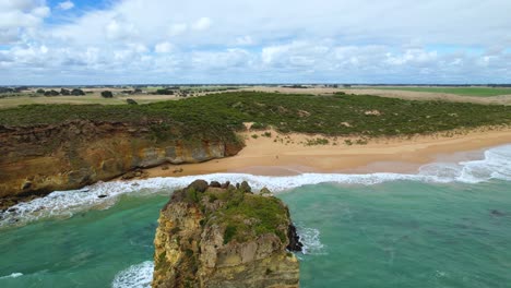 Video-De-Un-Dron-De-4k-Avanzando-Sobre-Las-Rocas-Y-Desplazándose-Hacia-Abajo-Para-Revelar-Más-De-Una-Playa-De-Arena-Blanca-En-La-Gran-Carretera-Oceánica