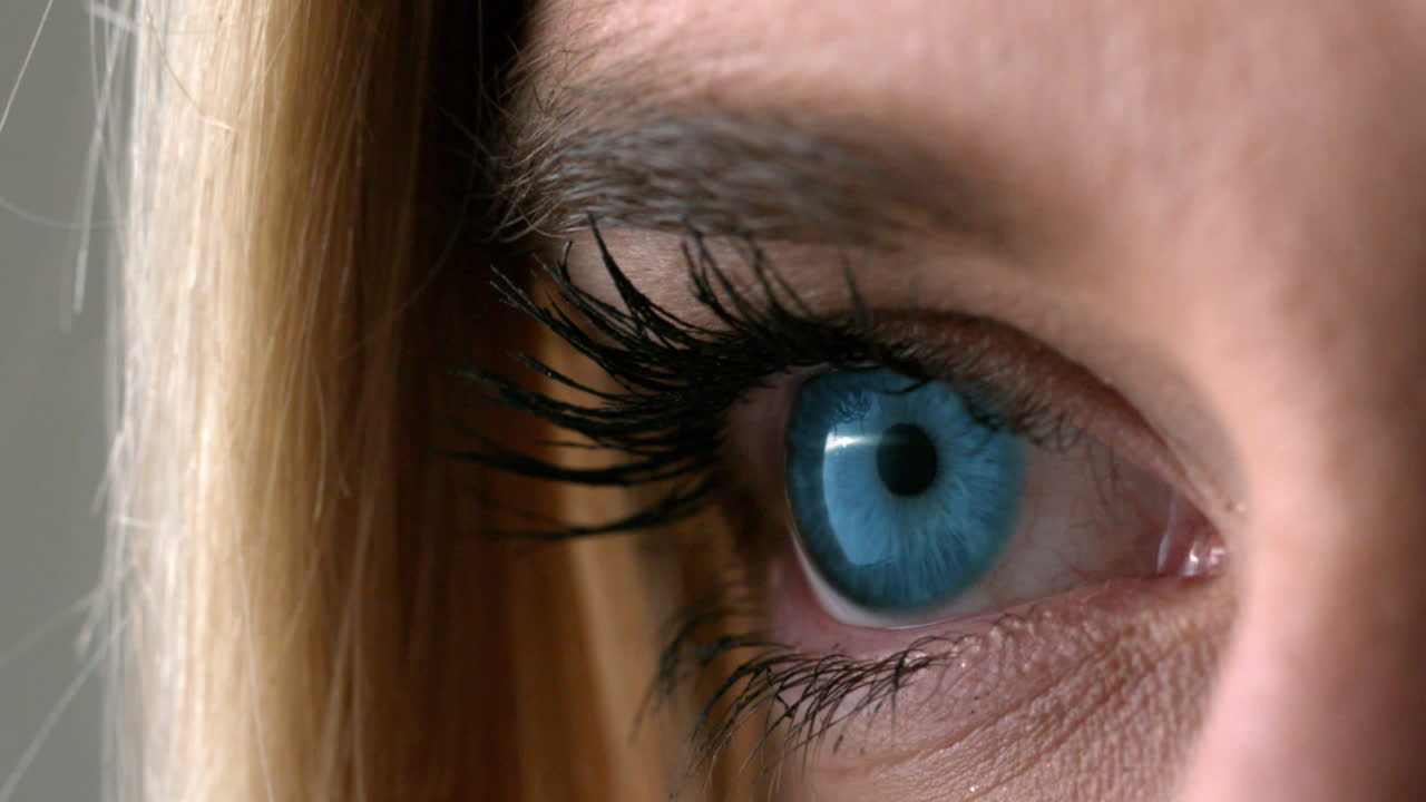 예쁜 금발이 눈을 뜨고 가까이 다가옵니다.