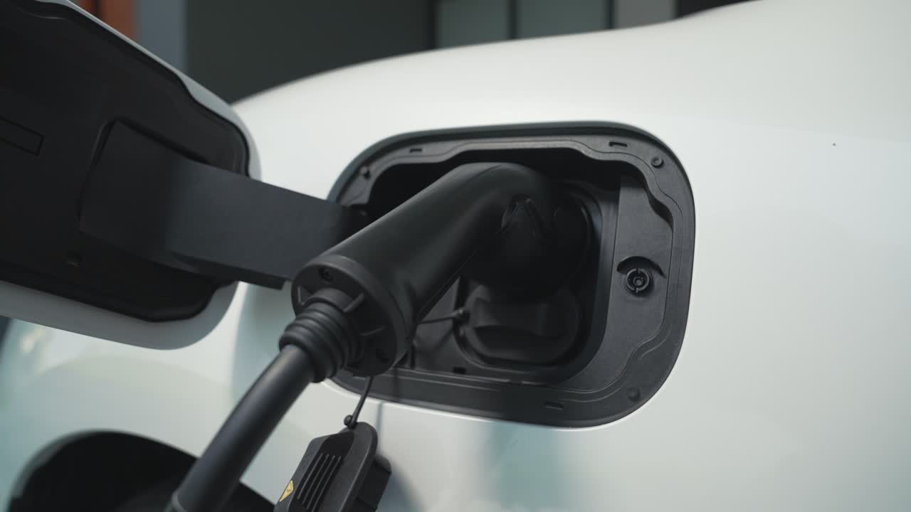 Modern ilerici yaşam tarzı için çevre dostu bataryalı elektronik araba.