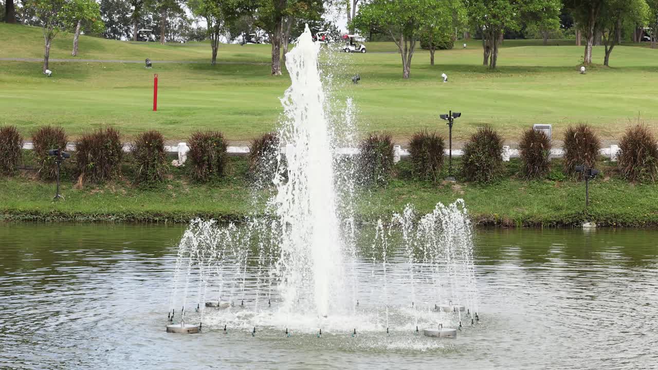 분수 는 조용 한 공원 에 물 을 스프레이 한다.