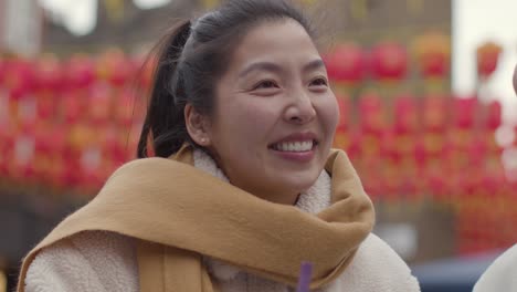 영국 런던 차이나타운에서 버블티를 마시는 휴일에 젊은 아시아 커플 3