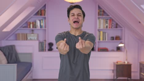 hombre indio enojado mostrando el dedo medio