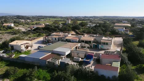 Drohnenaufnahmen-Eines-Kleinen-Turms-Auf-Einem-Feld-Auf-Ibiza