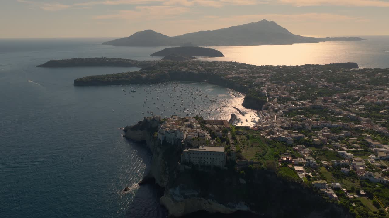 Vista aérea de trás da cidade na ilha de Procida, tarde ensolarada na Itália