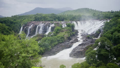 cataratas de agua barachukki desbordantes en la india