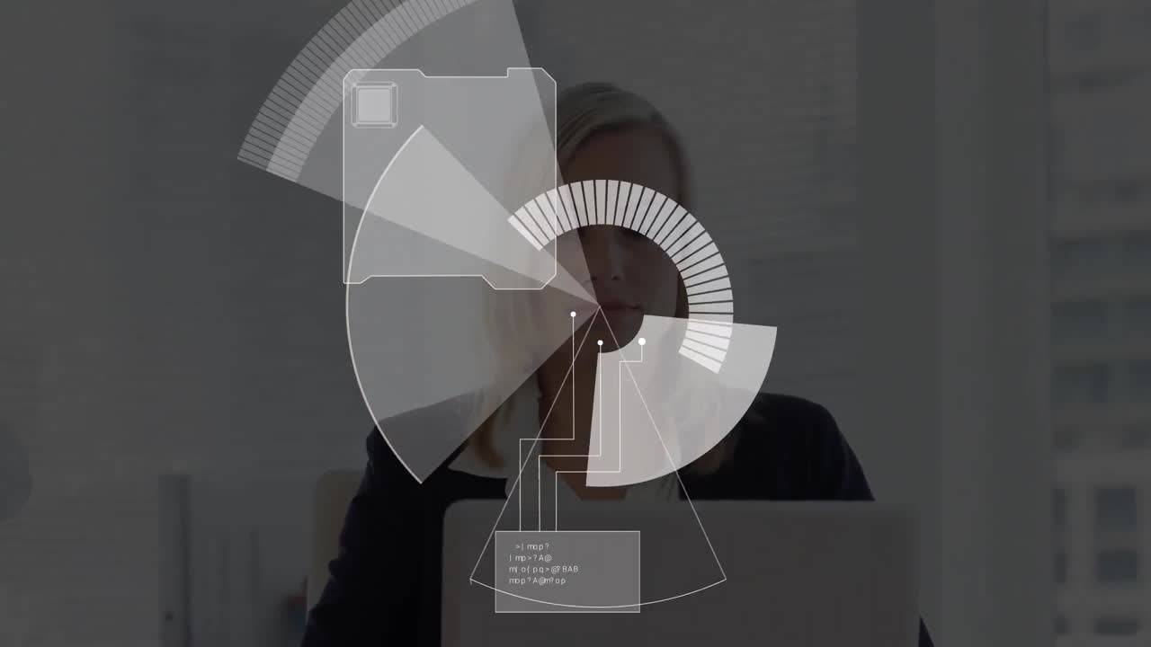animación de escaneo de alcance y procesamiento de datos sobre una mujer de negocios que usa una computadora portátil