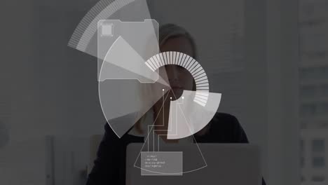 animación de escaneo de alcance y procesamiento de datos sobre una mujer de negocios que usa una computadora portátil