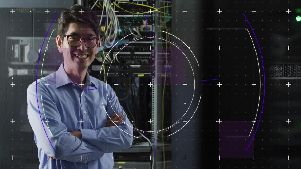 animación del procesamiento de datos sobre ingeniero informático asiático y servidores informáticos.