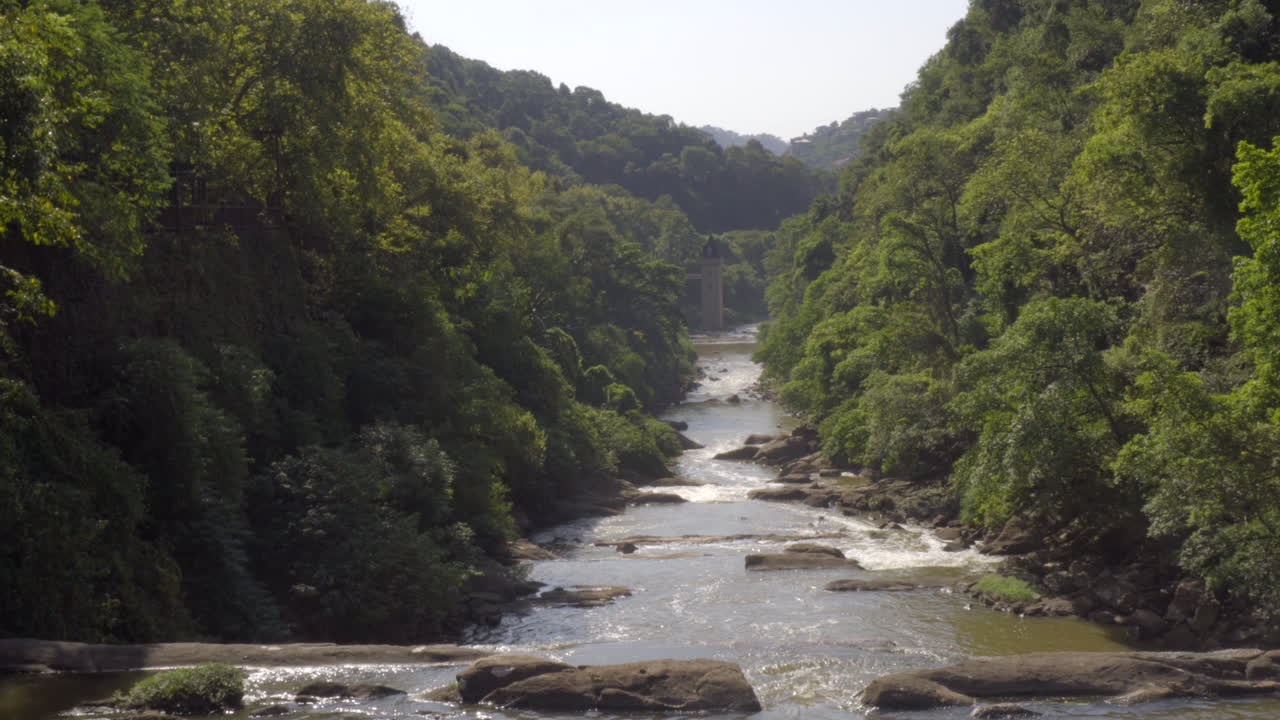 Un pequeño arroyo bajaba entre las rocas.
