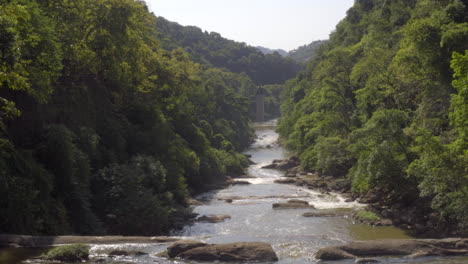 Un-Pequeño-Arroyo-Corría-Entre-Las-Rocas