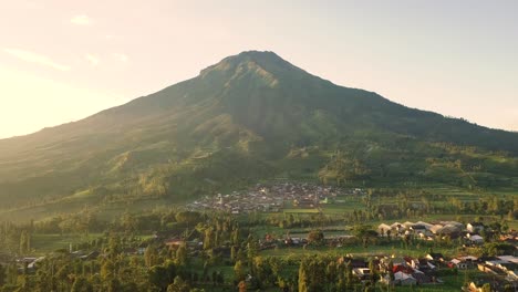 Weite-Luftaufnahme-Des-Mount-Sumbing-Und-Der-Umliegenden-Plantagen-In-Wonosobo-Indonesien-Bei-Sonnenaufgang