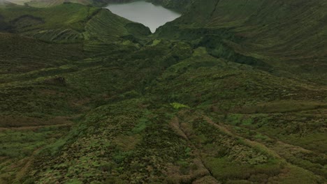 Foto-Revelada-De-Los-Famosos-Lagos-De-Cráter-Rasa-Y-Funda-En-Flores-Azores,-Aérea