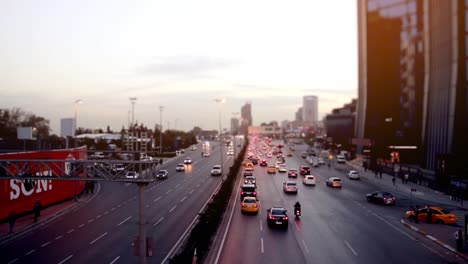 amplio disparo de lapso de tiempo tráfico en la carretera de la ciudad por la noche