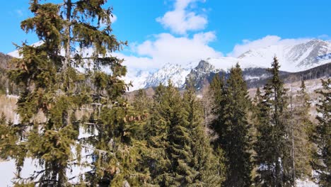 tiro de drone tomado en marzo en alta montaña