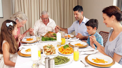 Familia-Extendida-Dando-Las-Gracias-Antes-De-La-Cena