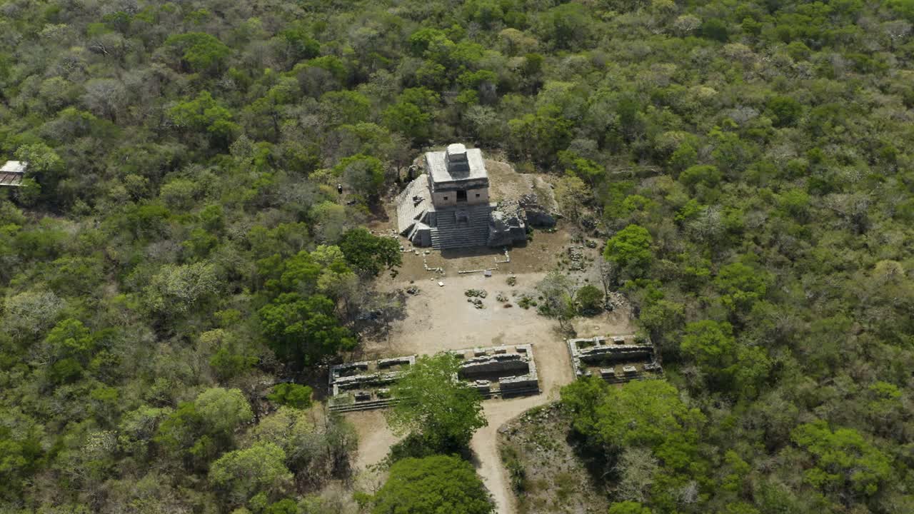 vista aérea del sitio arqueológico de la cultura maya dzibilchaltun en la selva, yucatán, méxico