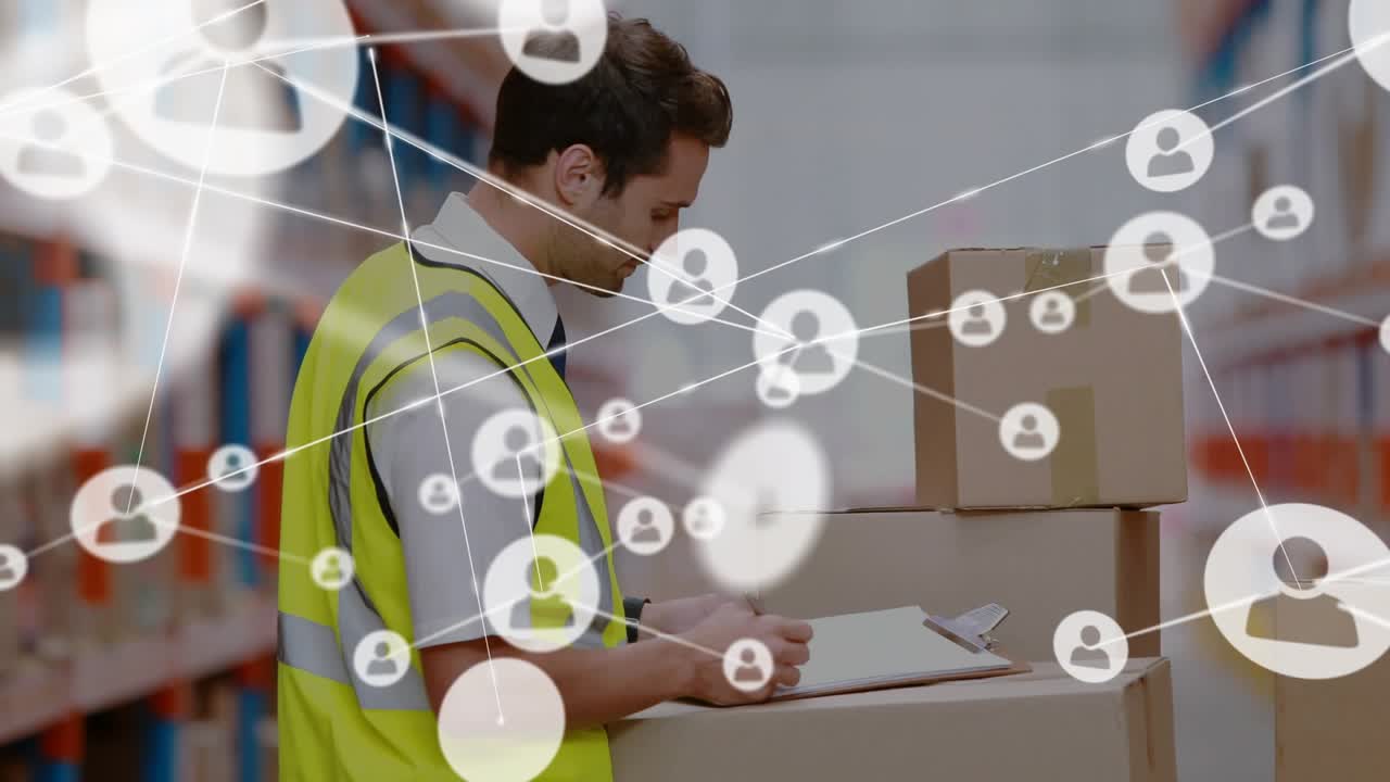 Operaio di magazzino che controlla gli ordini sulla clipboard e fa apparire icone che mappano l'inventario tra gli scaffali.