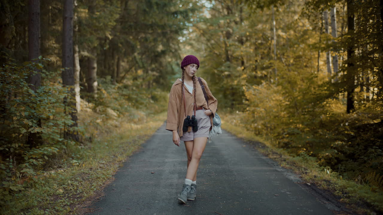 exploradora girando la pierna en el camino por el bosque