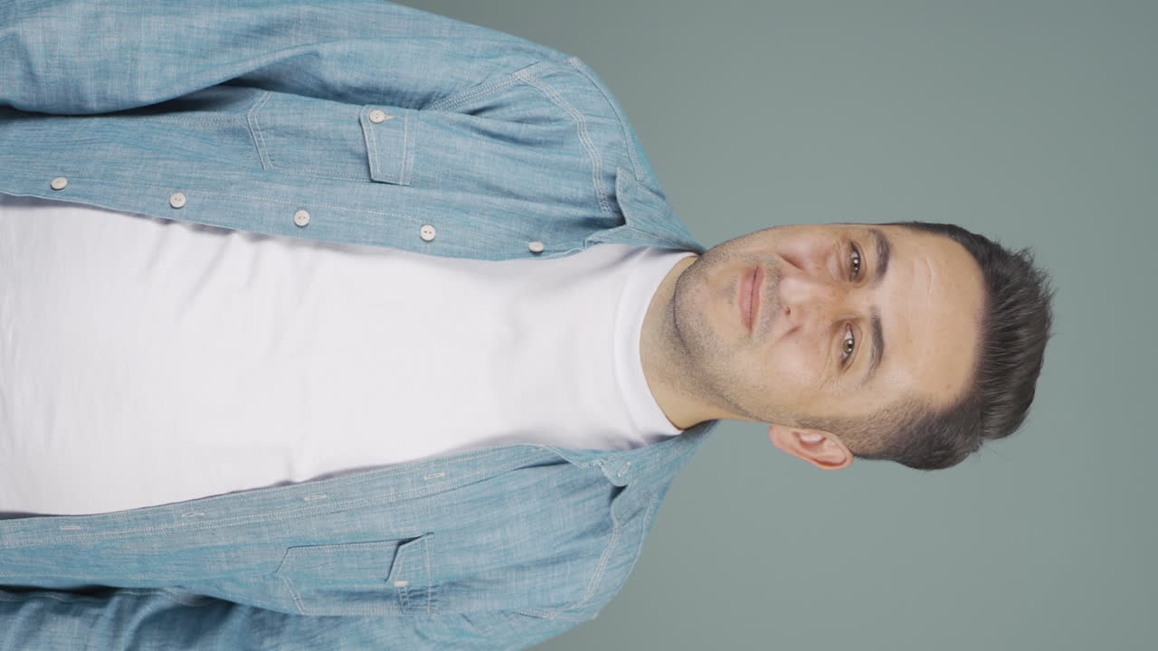 오만한 오만한 남자의 수직 비디오.