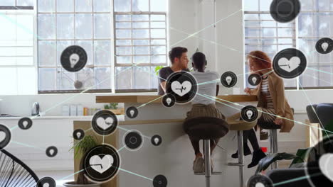 Animation-Des-Netzwerks-Von-Verbindungen-über-Verschiedene-Geschäftsleute-Im-Büro