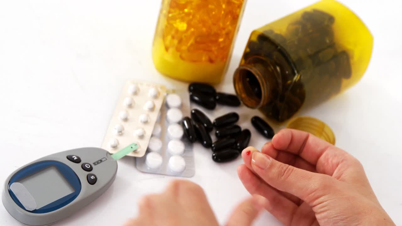 mujer de negocios haciendo una prueba de azúcar en la sangre