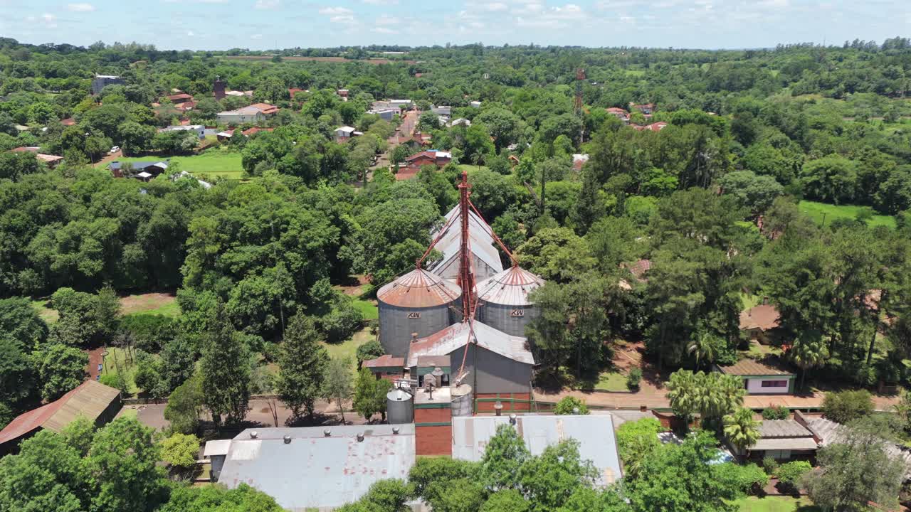 un avión no tripulado avanza sobre un molino de grano en la zona rural de hohenau, itapúa, paraguay.