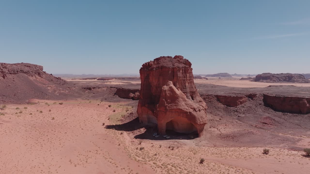Montagne nel deserto del Sahara, veduta aerea con drone di rocce rosse nelle dune.